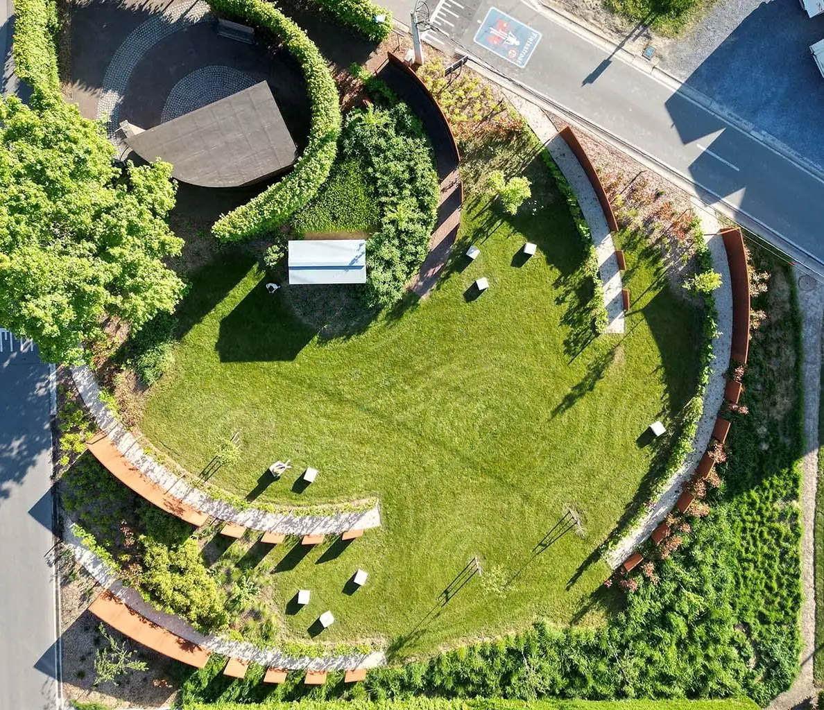 Cortenstaal wanden, inrichting stilteplek